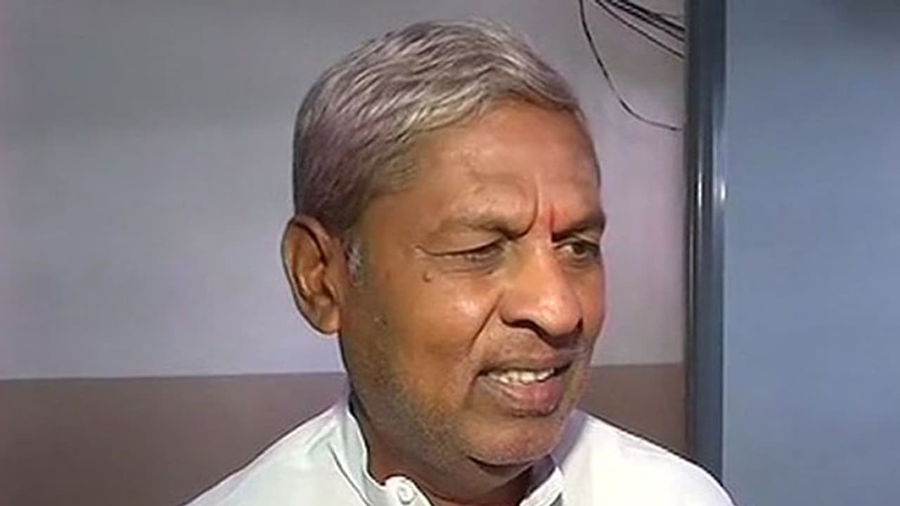 പുത്തന് അടവുകളുമായി ബിജെപി; കോണ്ഗ്രസ് എംഎല്എയ്ക്ക് മന്ത്രി പദവി വാഗ്ദാനം ചെയ്തെന്ന് ആരോപണം പുത്തന് അടവുകളുമായി ബിജെപി; കോണ്ഗ്രസ് എംഎല്എയ്ക്ക് മന്ത്രി പദവി വാഗ്ദാനം ചെയ്തെന്ന് ആരോപണം