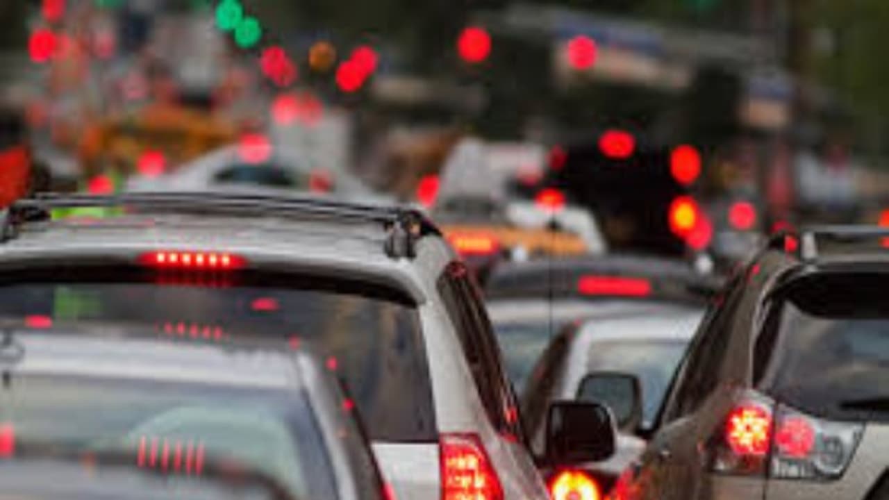 ಬೆಂಗಳೂರಿನಲ್ಲಿ ಭಾರೀ ಟ್ರಾಫಿಕ್ ಜಾಂ ಬೆಂಗಳೂರಿನಲ್ಲಿ ಭಾರೀ ಟ್ರಾಫಿಕ್ ಜಾಂ