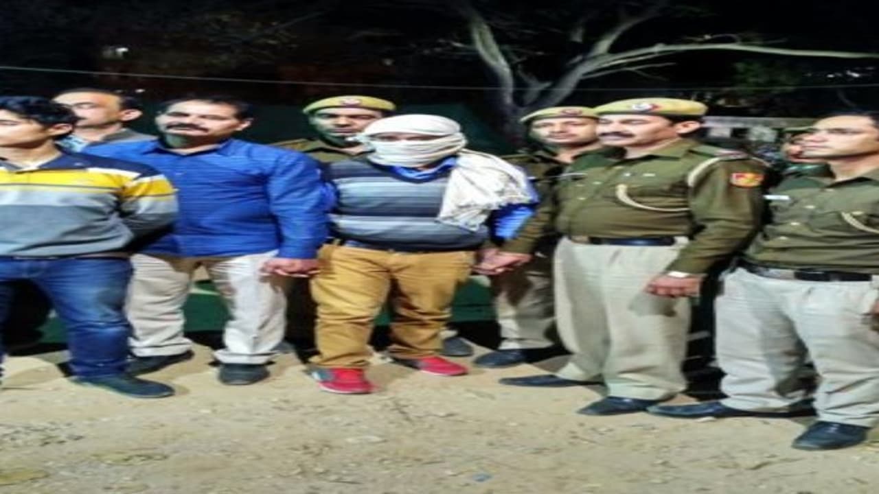 ஏ.டி.எம்.களில் போலி ரூ.2,000 பணம் நிரப்பும் நிறுவன ஊழியர் கைது ஏ.டி.எம்.களில் போலி ரூ.2,000 பணம் நிரப்பும் நிறுவன ஊழியர் கைது