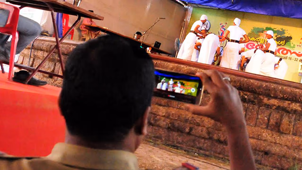 ഹര്ത്താലും അപ്പീല് മഴയും: കലോത്സവം നാലാം ദിനം ഹര്ത്താലും അപ്പീല് മഴയും: കലോത്സവം നാലാം ദിനം