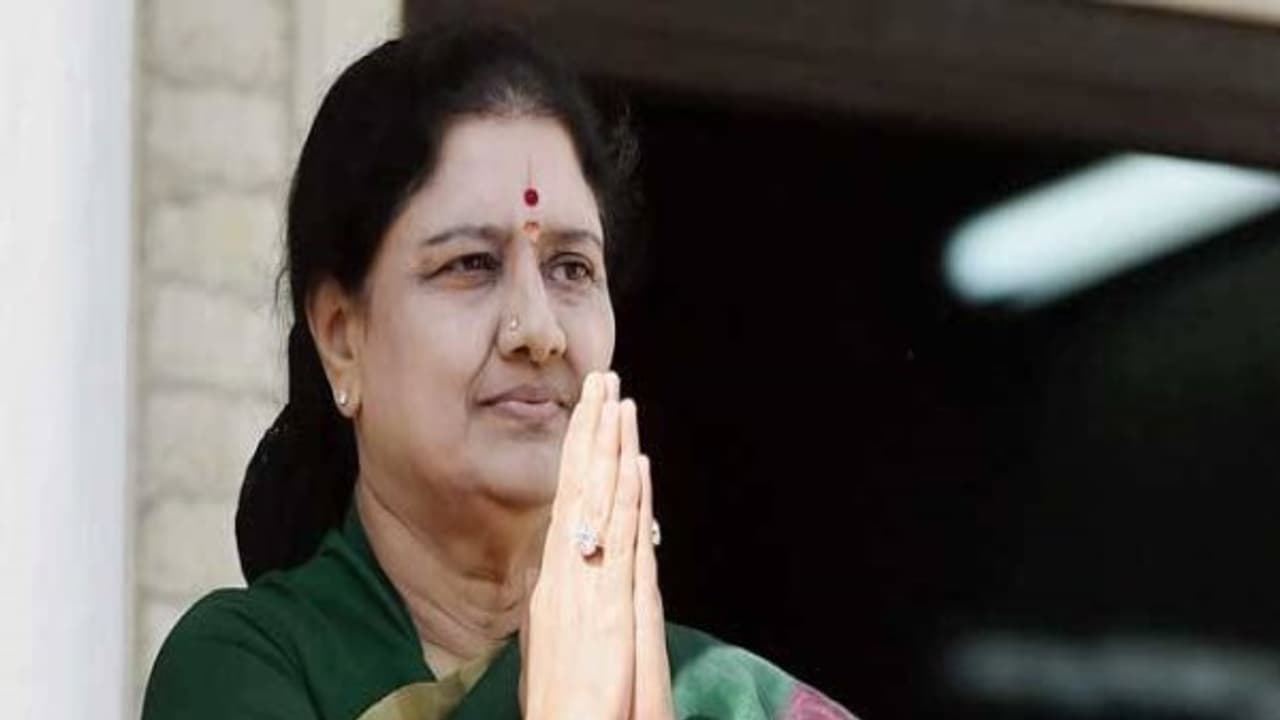 വിദേശ ചികിത്സാ നിര്‍ദ്ദേശം തള്ളിയത് ജയലളിത; അറുമുഖ സ്വാമി കമ്മീഷൻ റിപ്പോര്‍ട്ടില്‍ മൗനം വെടിഞ്ഞ് ശശികല