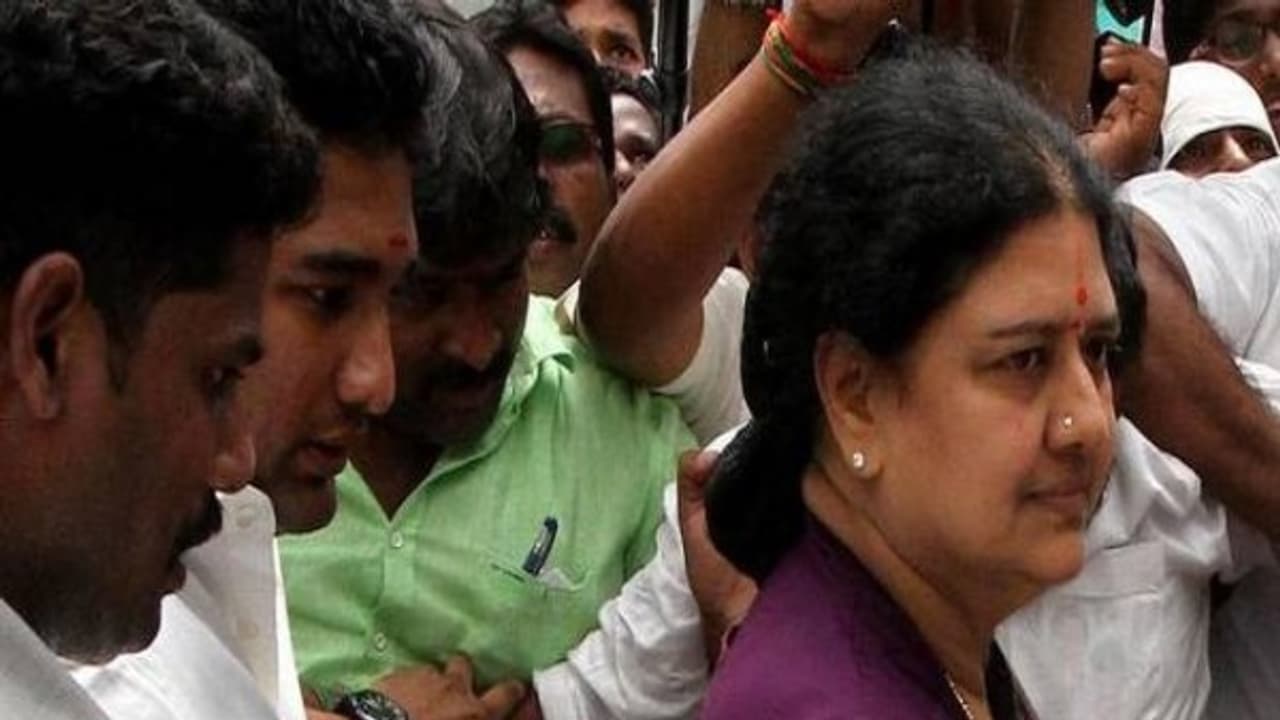 சசி குடும்பத்தை அரசியலை விட்டே விரட்டத்தான் இந்த சர்ஜிகல் ரெய்டு! ஆப்ரேஷனை கச்சிதமாக முடித்த மேலிடம்! சசி குடும்பத்தை அரசியலை விட்டே விரட்டத்தான் இந்த சர்ஜிகல் ரெய்டு! ஆப்ரேஷனை கச்சிதமாக முடித்த மேலிடம்!