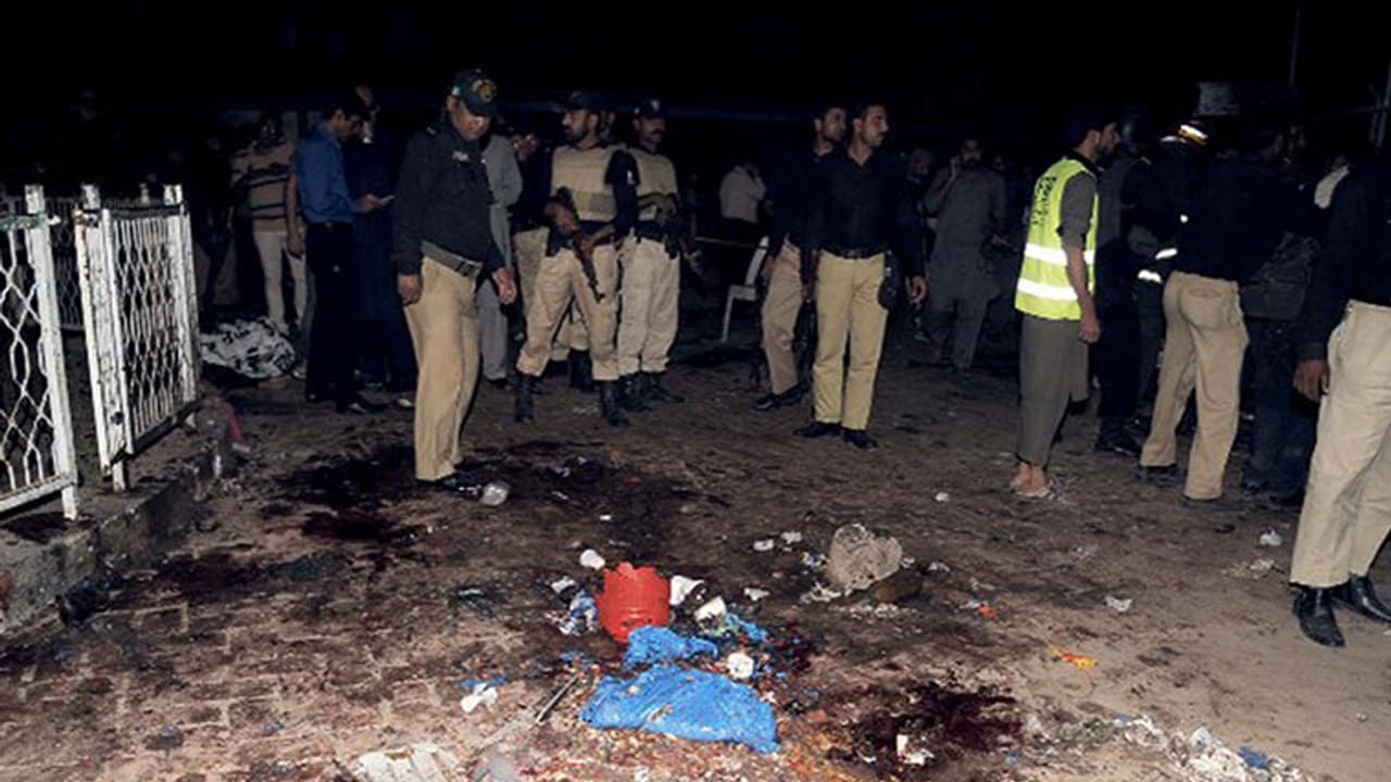 ఎన్నికల ర్యాలీలో ఆత్మాహుతి దాడి, 14 మంది మృతి ఎన్నికల ర్యాలీలో ఆత్మాహుతి దాడి, 14 మంది మృతి