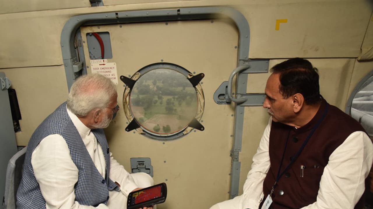 ಪ್ರಧಾನಿಯಿಂದ ಗುಜರಾತ್ ಪ್ರವಾಹ ಸ್ಥಿತಿ ಅವಲೋಕನ;ಸಂತ್ರಸ್ಥರಿಗೆ 2 ಲಕ್ಷ ರೂ ಘೋಷಣೆ ಪ್ರಧಾನಿಯಿಂದ ಗುಜರಾತ್ ಪ್ರವಾಹ ಸ್ಥಿತಿ ಅವಲೋಕನ;ಸಂತ್ರಸ್ಥರಿಗೆ 2 ಲಕ್ಷ ರೂ ಘೋಷಣೆ