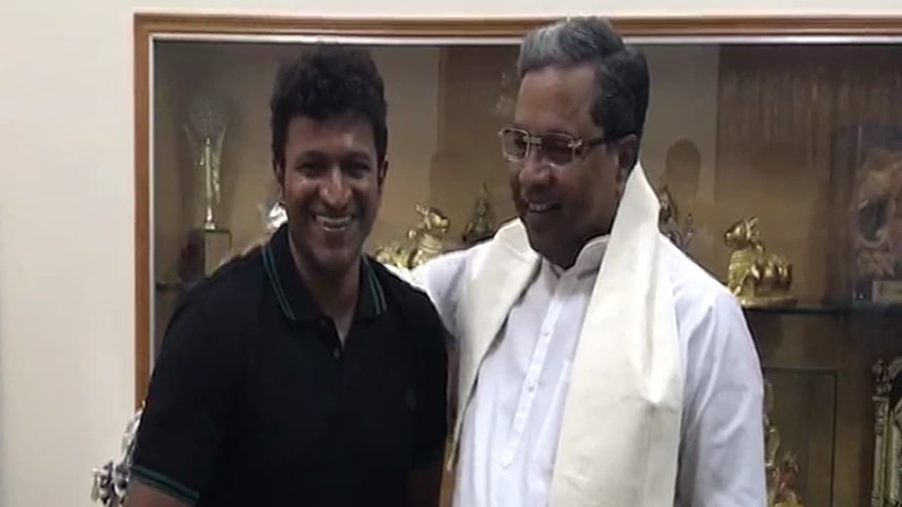 'ರಾಜಕುಮಾರ' ವೀಕ್ಷಿಸಿ ಪುನೀತ್'ರನ್ನು ಮನೆಗೆ ಕರೆಸಿಕೊಂಡು ಖುಷಿ ಪಟ್ಟ ಸಿಎಂ ಸಿದ್ದರಾಮಯ್ಯ 'ರಾಜಕುಮಾರ' ವೀಕ್ಷಿಸಿ ಪುನೀತ್'ರನ್ನು ಮನೆಗೆ ಕರೆಸಿಕೊಂಡು ಖುಷಿ ಪಟ್ಟ ಸಿಎಂ ಸಿದ್ದರಾಮಯ್ಯ