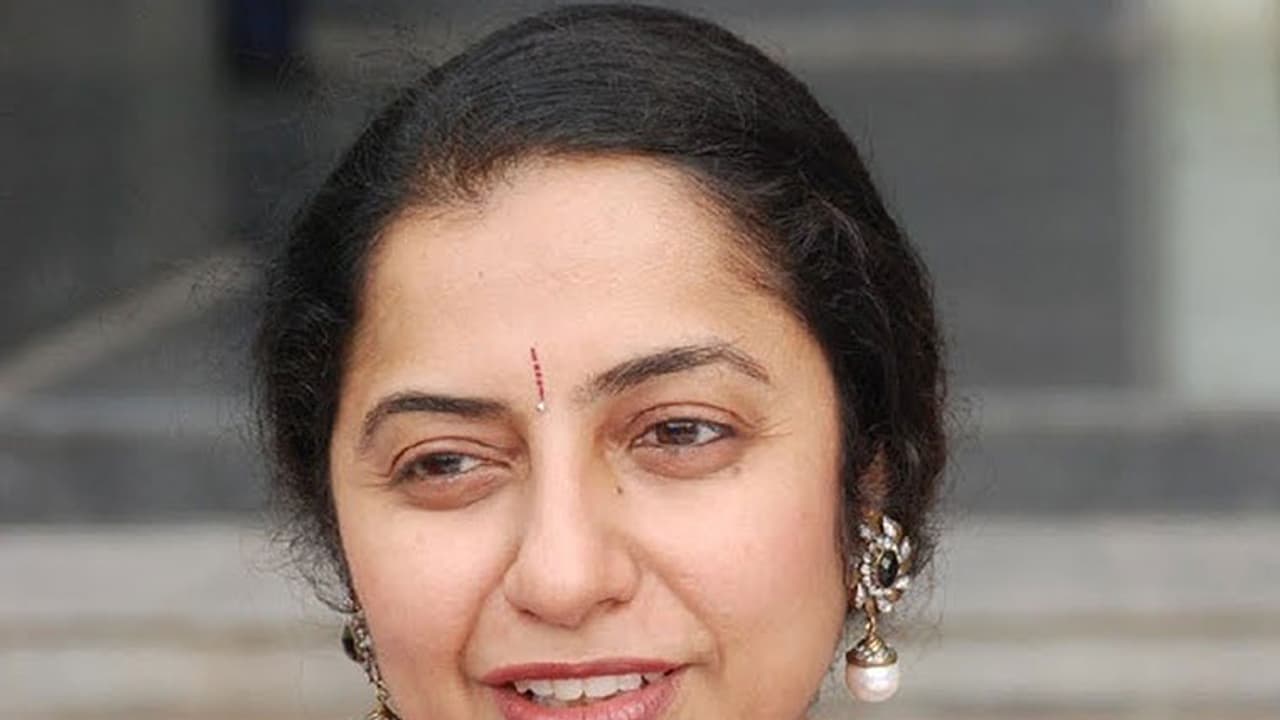 Evergreen actress Suhasini to direct Kannada film Evergreen actress Suhasini to direct Kannada film