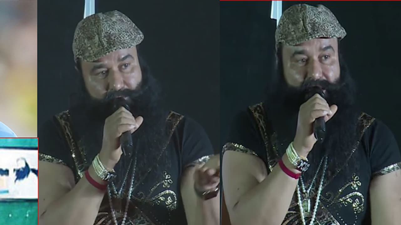 (ವಿಡಿಯೋ)ವಿರಾಟ್, ವಿಜೇಂದರ್'ಗೆ ತರಬೇತಿ ನೀಡಿದ್ದರಂತೆ ರಾಮ್ ರಹೀಂ!: ವೈರಲ್ ಆಯ್ತು ಬಾಬಾ ಹೇಳಿಕೆ (ವಿಡಿಯೋ)ವಿರಾಟ್, ವಿಜೇಂದರ್'ಗೆ ತರಬೇತಿ ನೀಡಿದ್ದರಂತೆ ರಾಮ್ ರಹೀಂ!: ವೈರಲ್ ಆಯ್ತು ಬಾಬಾ ಹೇಳಿಕೆ