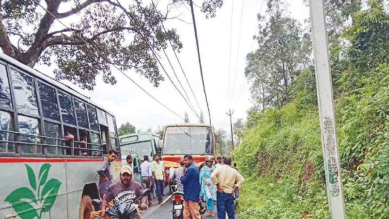 நடுரோட்டில் மின்கம்பியை உரசி நின்ற அரசு பேருந்து; பேராபத்தில் பயணிகள்... எப்படி தப்பிச்சாங்க தெரியுமா? நடுரோட்டில் மின்கம்பியை உரசி நின்ற அரசு பேருந்து; பேராபத்தில் பயணிகள்... எப்படி தப்பிச்சாங்க தெரியுமா?