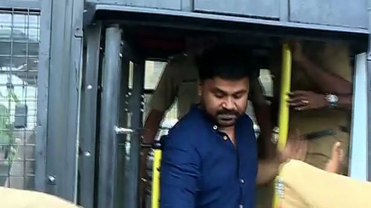 ന്യായീകരണ തൊഴിലാളികളേ, 'ജനപ്രിയനായകന്റെ ' അറസ്റ്റ് പെറ്റി കേസിലല്ല! ന്യായീകരണ തൊഴിലാളികളേ, 'ജനപ്രിയനായകന്റെ ' അറസ്റ്റ് പെറ്റി കേസിലല്ല!