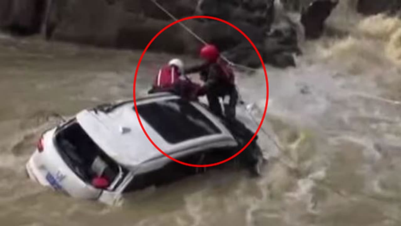 వికారాబాద్: వాగులో కొట్టుకుపోయిన కారు... నవ వధువు సహా నలుగురు గల్లంతు వరుడు క్షేమం వికారాబాద్: వాగులో కొట్టుకుపోయిన కారు... నవ వధువు సహా నలుగురు గల్లంతు వరుడు క్షేమం