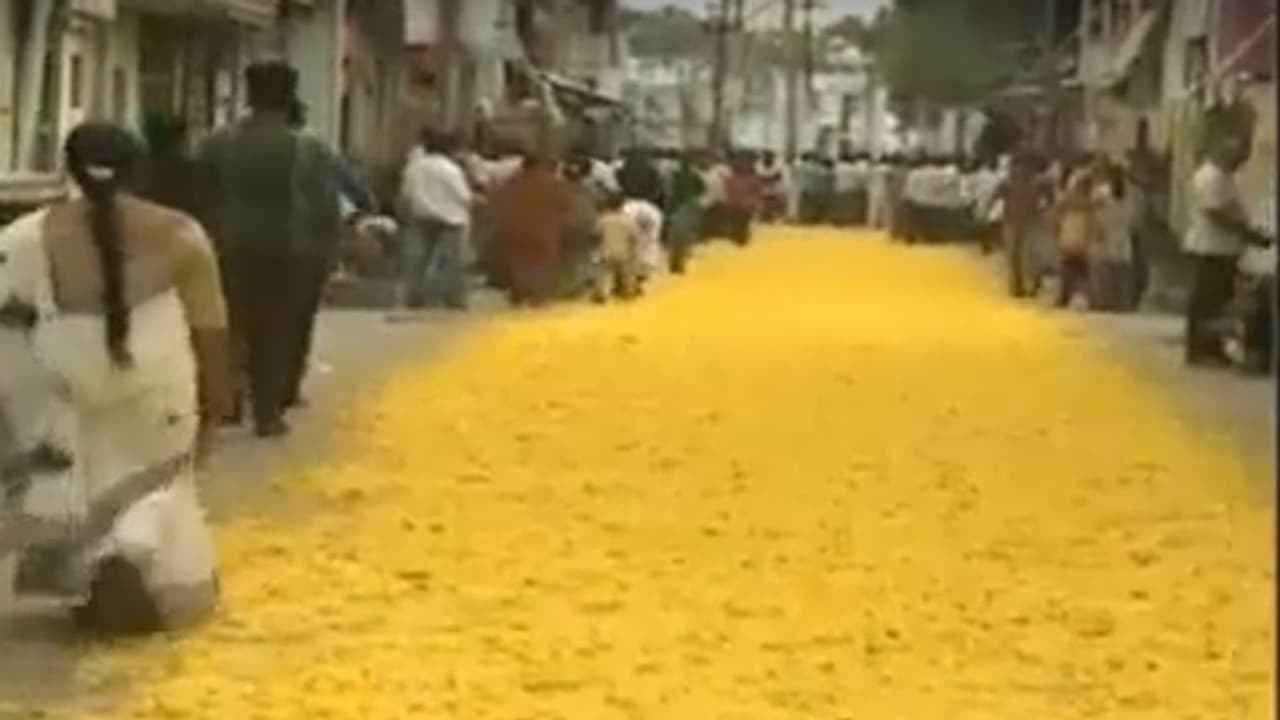 (వీడియో) ప్రొద్దుటూరులో జగన్ పై పూలవర్షం..రోడ్డంతా పూలే (వీడియో) ప్రొద్దుటూరులో జగన్ పై పూలవర్షం..రోడ్డంతా పూలే