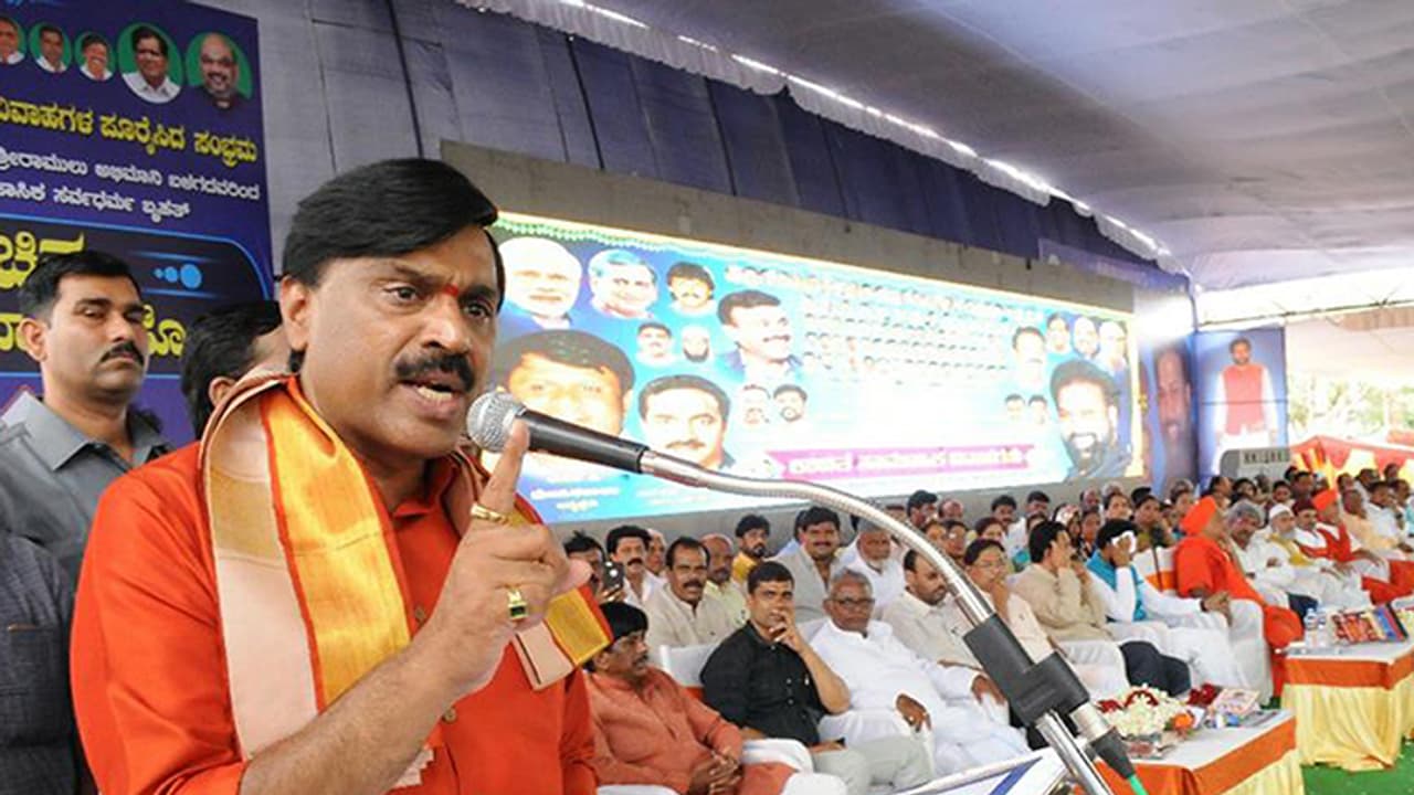 ಕಾಂಗ್ರೆಸ್ ಕೆಡವಲು ನಾಲ್ಕು ವರ್ಷ ಜೈಲಿಗೆ ಕಾಂಗ್ರೆಸ್ ಕೆಡವಲು ನಾಲ್ಕು ವರ್ಷ ಜೈಲಿಗೆ