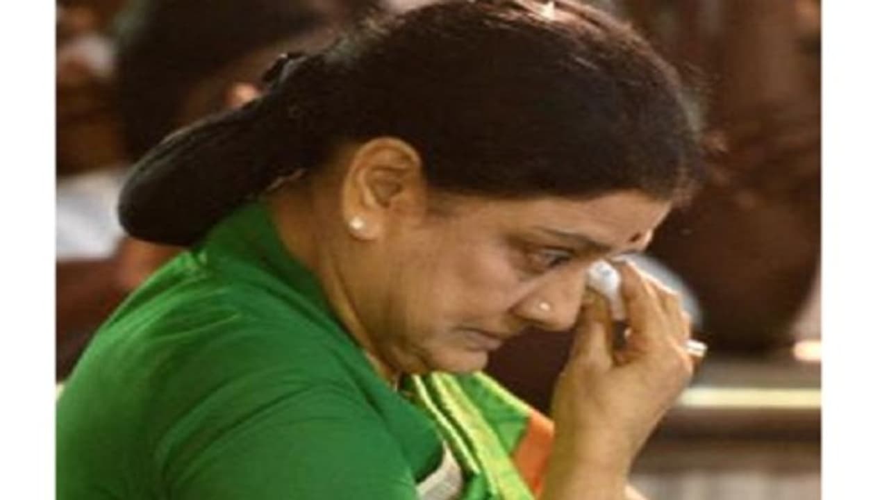 சொந்த வாழ்க்கையில் அனைத்து சுக துக்கங்களையும் இழந்த சசிகலா... நெஞ்சம் கனக்க கண்ணீர் விடும் சோகம்! சொந்த வாழ்க்கையில் அனைத்து சுக துக்கங்களையும் இழந்த சசிகலா... நெஞ்சம் கனக்க கண்ணீர் விடும் சோகம்!