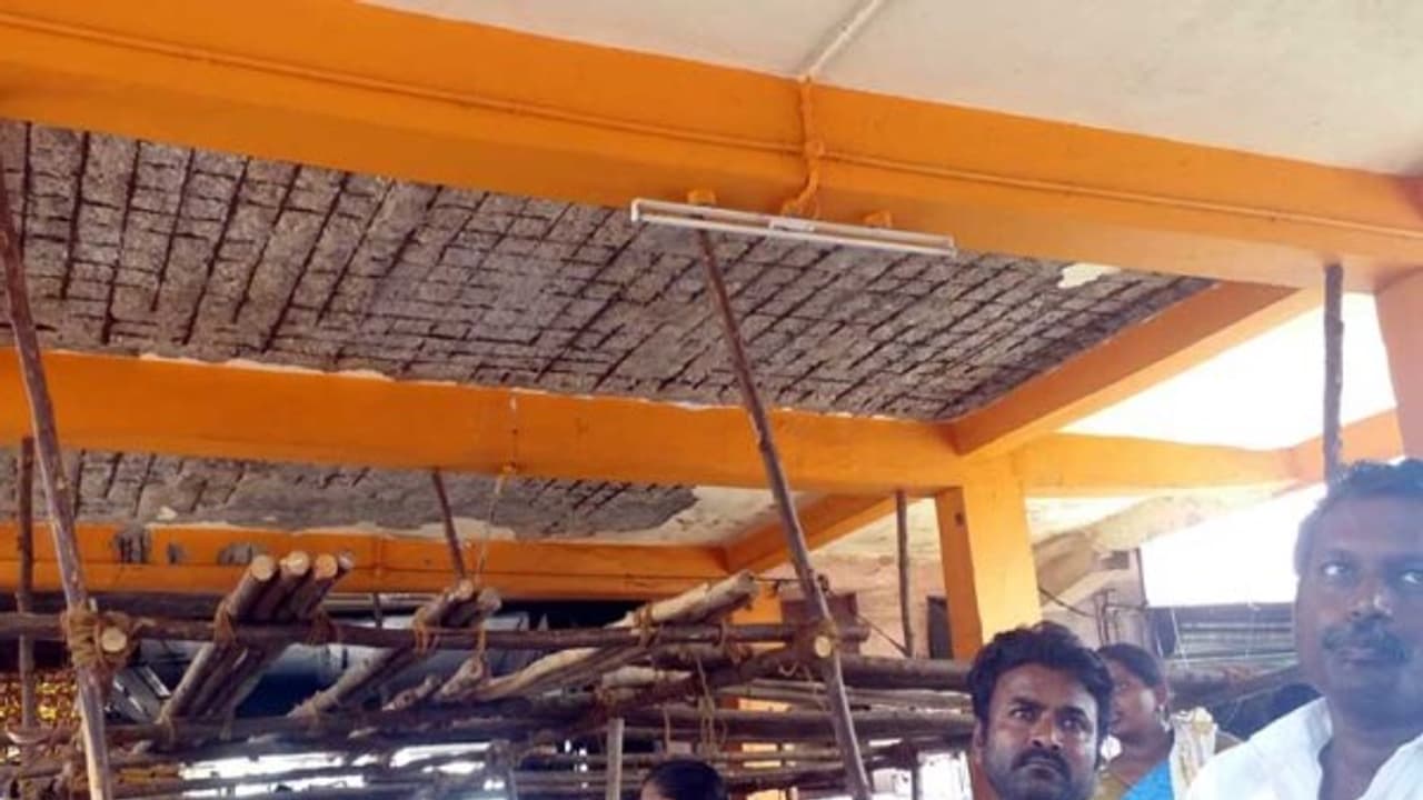 திருவண்ணாமலை பேருந்து நிலையத்தின் உறுதி தன்மையில் சந்தேகம்; ஆய்வு செய்யகோரி பயணிகள் கோரிக்கை... திருவண்ணாமலை பேருந்து நிலையத்தின் உறுதி தன்மையில் சந்தேகம்; ஆய்வு செய்யகோரி பயணிகள் கோரிக்கை...