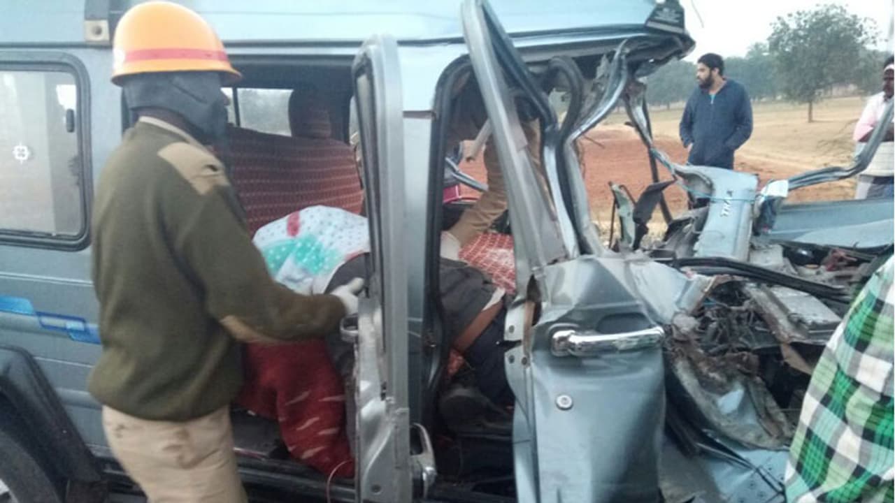 ಬೆಳ್ಳಂಬೆಳಗ್ಗೆ ಭೀಕರ ಅಪಘಾತ; ಜವರಾಯನ ಅಟ್ಟಹಾಸಕ್ಕೆ 5 ಬಲಿ ಬೆಳ್ಳಂಬೆಳಗ್ಗೆ ಭೀಕರ ಅಪಘಾತ; ಜವರಾಯನ ಅಟ್ಟಹಾಸಕ್ಕೆ 5 ಬಲಿ