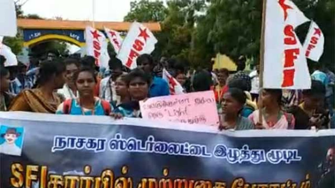 ஸ்டெர்லைட் ஆலையை நிரந்தரமாக மூடணும்!! தடுப்பு வேலிகளை தகர்த்தெறிந்து ஆட்சியர் அலுவலகத்தை முற்றுகையிட்ட மாணவர்கள்