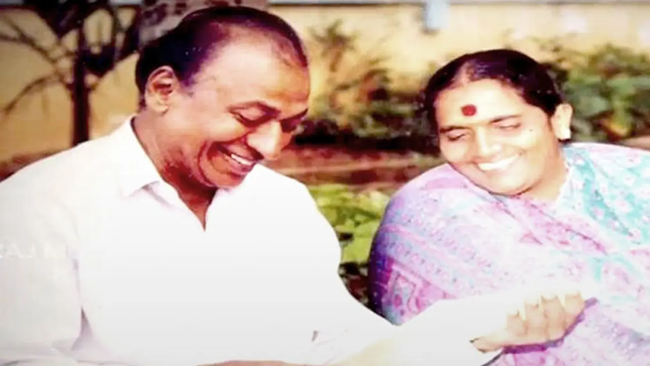 Watch: Rare video of Dr Rajkumar introducing wife, family Watch: Rare video of Dr Rajkumar introducing wife, family