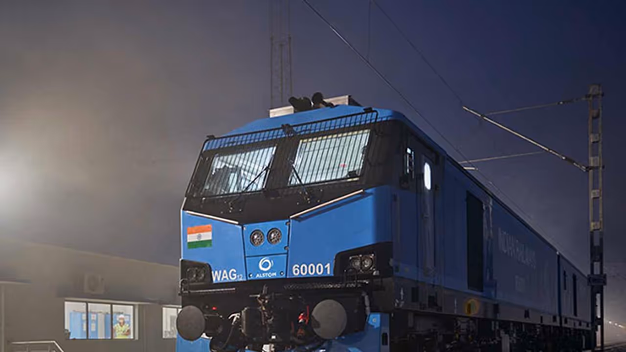 ఘరానా ఇంటిదొంగ.. ఏకంగా రైలు ఇంజిన్ నే అమ్మేశాడు.. ఘరానా ఇంటిదొంగ.. ఏకంగా రైలు ఇంజిన్ నే అమ్మేశాడు..