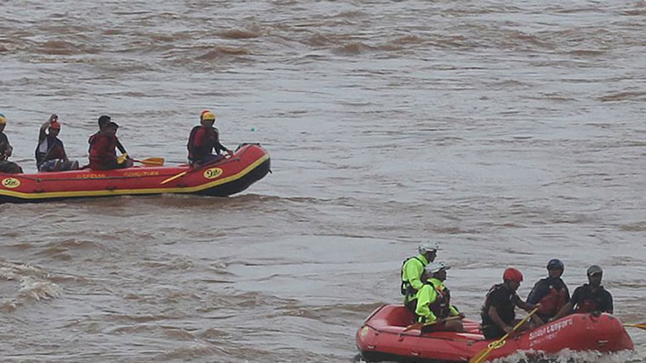 Mahad tragedy: Naval divers locate bus wreckages Mahad tragedy: Naval divers locate bus wreckages