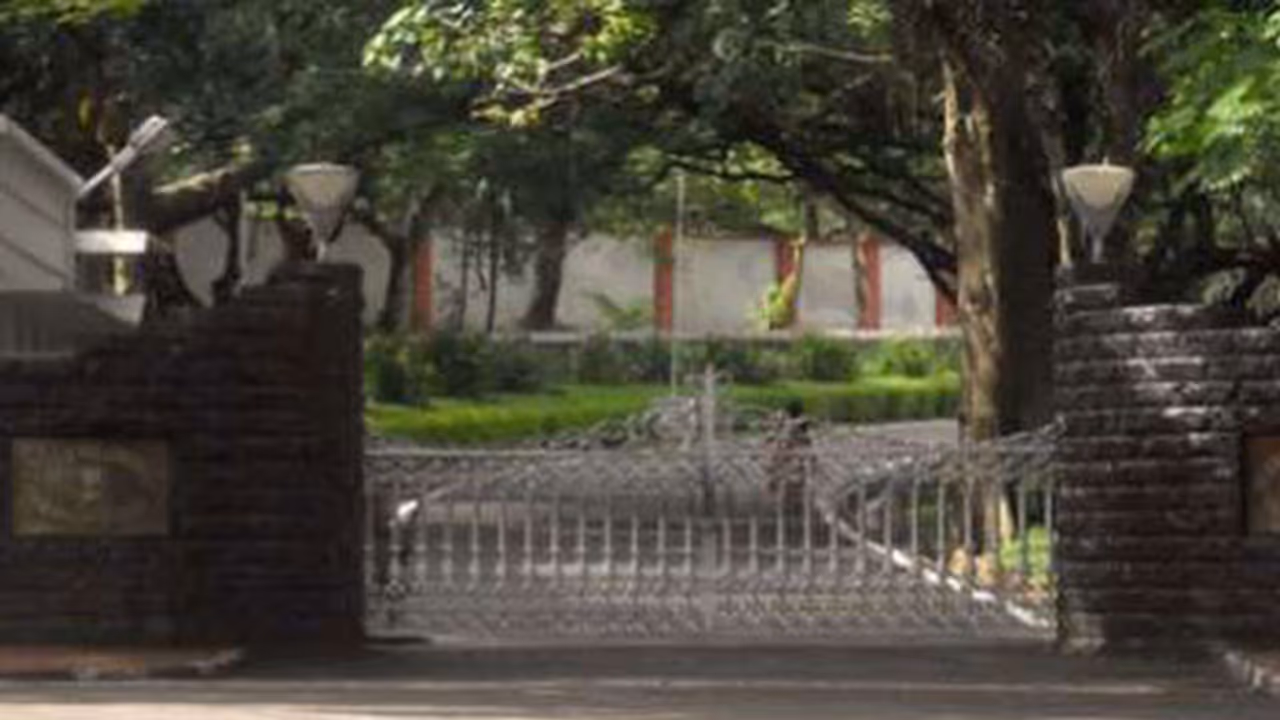 രാജ്ഭവൻ മോടികൂട്ടാൻ ലക്ഷങ്ങൾ; വസ്ത്രങ്ങൾ സൂക്ഷിക്കുന്ന മുറിയുടെ വീതി കൂട്ടി രാജ്ഭവൻ മോടികൂട്ടാൻ ലക്ഷങ്ങൾ; വസ്ത്രങ്ങൾ സൂക്ഷിക്കുന്ന മുറിയുടെ വീതി കൂട്ടി