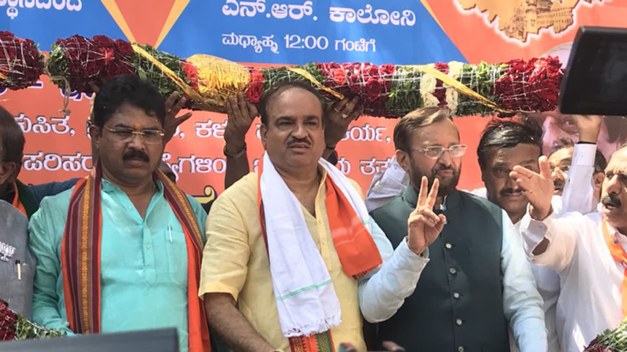 ಬೆಂಗಳೂರು ರಕ್ಷಿಸಿ ಯಾತ್ರೆ; ಬೀದಿಗಿಳಿದ ಬಿಜೆಪಿ ಬೆಂಗಳೂರು ರಕ್ಷಿಸಿ ಯಾತ್ರೆ; ಬೀದಿಗಿಳಿದ ಬಿಜೆಪಿ