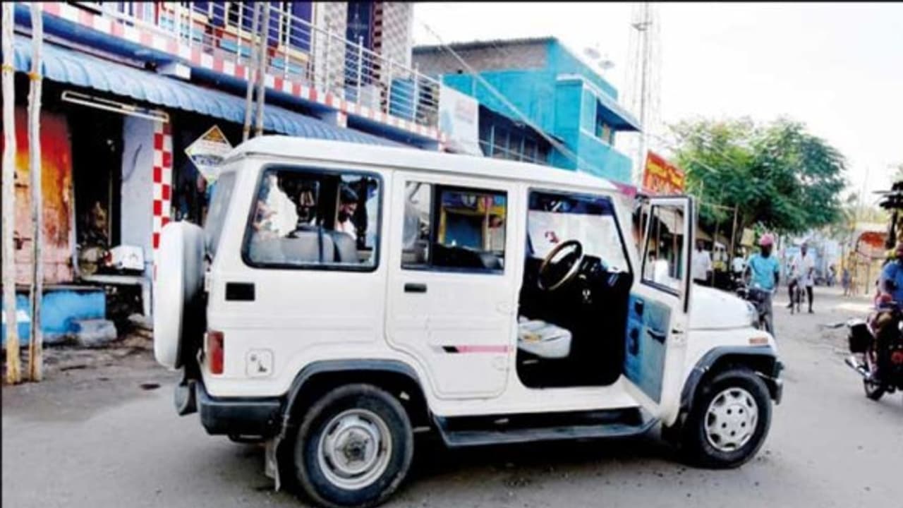 வெடிகொண்டு வீசியும், தொழிலதிபரை அரிவாளால் வெட்டியும் தி.மு.க. ஒன்றியச் செயலாளர் அட்டூழியம்... வெடிகொண்டு வீசியும், தொழிலதிபரை அரிவாளால் வெட்டியும் தி.மு.க. ஒன்றியச் செயலாளர் அட்டூழியம்...