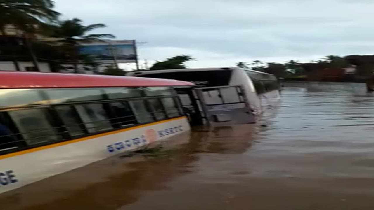 ಸಿಲಿಕಾನ್ ಸಿಟಿಯಲ್ಲಿ ವರುಣದ ಅಬ್ಬರಕ್ಕೆ ತತ್ತರಿಸಿದ ಜನಜೀವನ ಸಿಲಿಕಾನ್ ಸಿಟಿಯಲ್ಲಿ ವರುಣದ ಅಬ್ಬರಕ್ಕೆ ತತ್ತರಿಸಿದ ಜನಜೀವನ