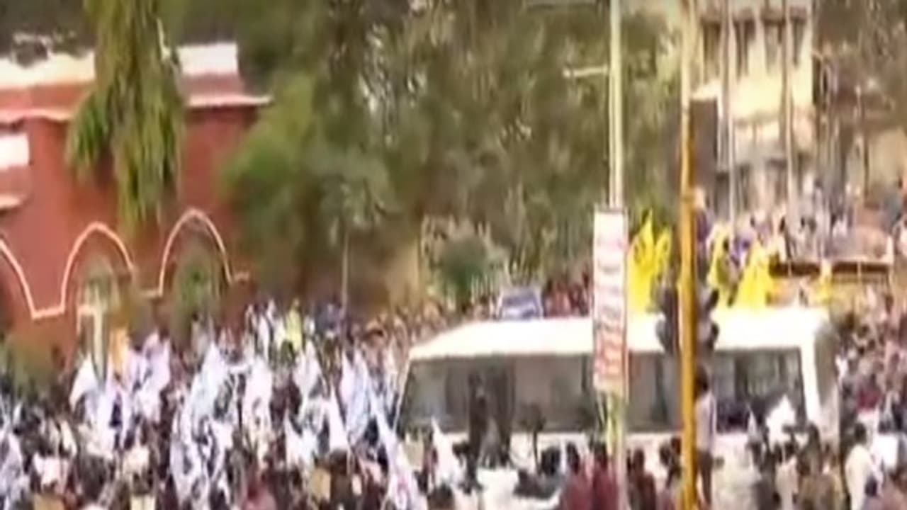 சென்னை அண்ணாசாலையில் போராட்டக்காரர்கள் மீது போலீசார் தடியடி! சென்னை அண்ணாசாலையில் போராட்டக்காரர்கள் மீது போலீசார் தடியடி!