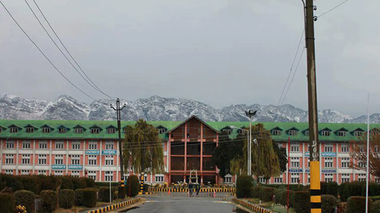 1,450 non Kashmiri students sent back, unrest at NIT Srinagar 1,450 non Kashmiri students sent back, unrest at NIT Srinagar