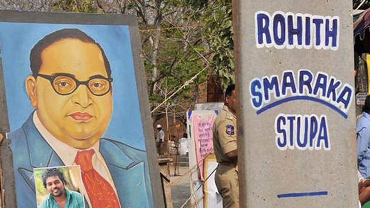 ഹൈദരാബാദ് കേന്ദ്ര സര്വകലാശാലയിലെ സമരപ്പന്തല് തകര്ക്കപ്പെട്ട നിലയില് ഹൈദരാബാദ് കേന്ദ്ര സര്വകലാശാലയിലെ സമരപ്പന്തല് തകര്ക്കപ്പെട്ട നിലയില്