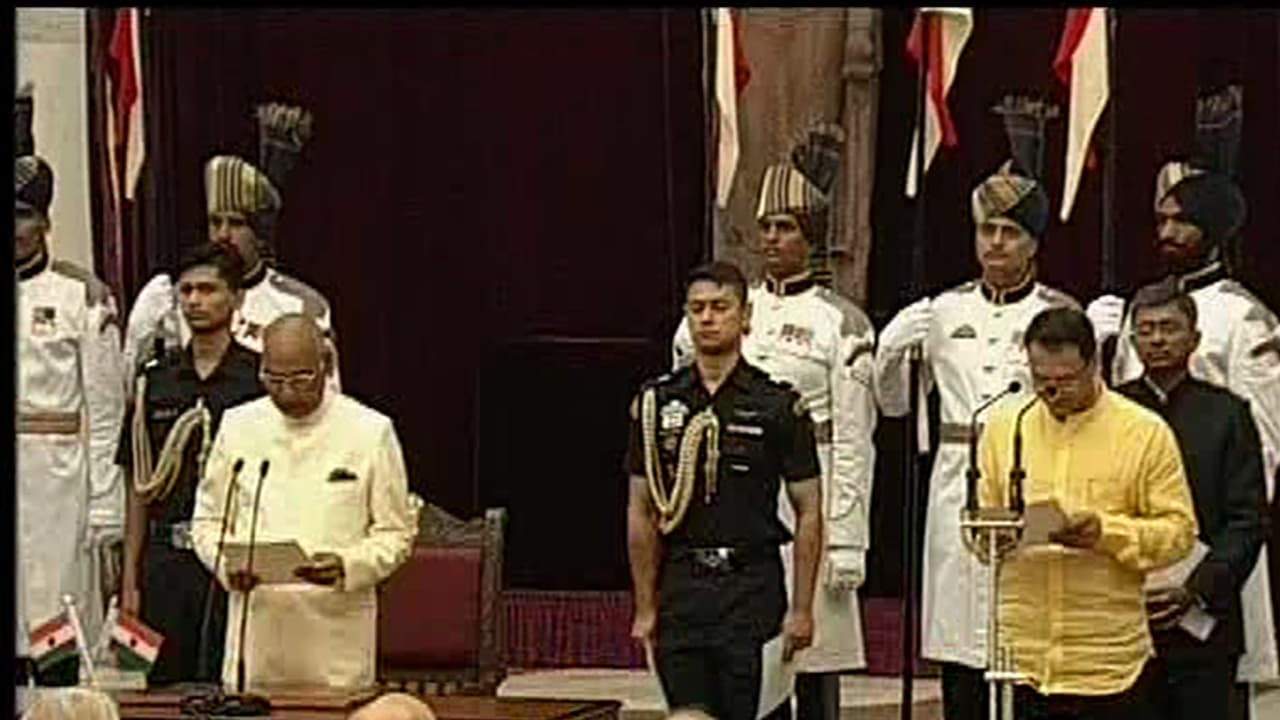 ಮೋದಿ ಸಂಪುಟ ಪುನಾರಚನೆ: ನೂತನ ಸಚಿವರಿಂದ ಪ್ರಮಾಣ ವಚನ ಸ್ವೀಕಾರ ಮೋದಿ ಸಂಪುಟ ಪುನಾರಚನೆ: ನೂತನ ಸಚಿವರಿಂದ ಪ್ರಮಾಣ ವಚನ ಸ್ವೀಕಾರ