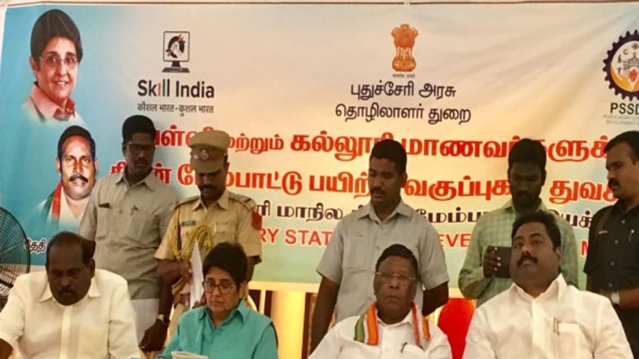 தொகுப்பாளினியை கண்டித்த முதலமைச்சர்...! எதற்கு தெரியுமா? தொகுப்பாளினியை கண்டித்த முதலமைச்சர்...! எதற்கு தெரியுமா?