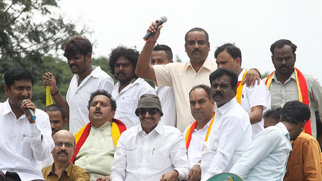 Exclusive 'ಕಟ್ಟಪ್ಪ' ವಿರುದ್ಧ ಕನ್ನಡಿಗರ ಹೋರಾಟ ನಿಲ್ಲಿಸಲು ಕನ್ನಡದ ಹಿರಿಯ ನಟರ ಮೇಲೆ ಟಾಲಿವುಡ್ ಒತ್ತಡ