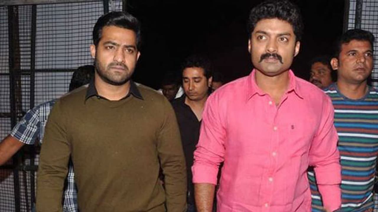 బాబు 'కల్యాణ్ రామ్' వ్యూహం: ఎన్టీఆర్ కు చెక్, లోకేష్ లైన్ క్లియర్ బాబు 'కల్యాణ్ రామ్' వ్యూహం: ఎన్టీఆర్ కు చెక్, లోకేష్ లైన్ క్లియర్