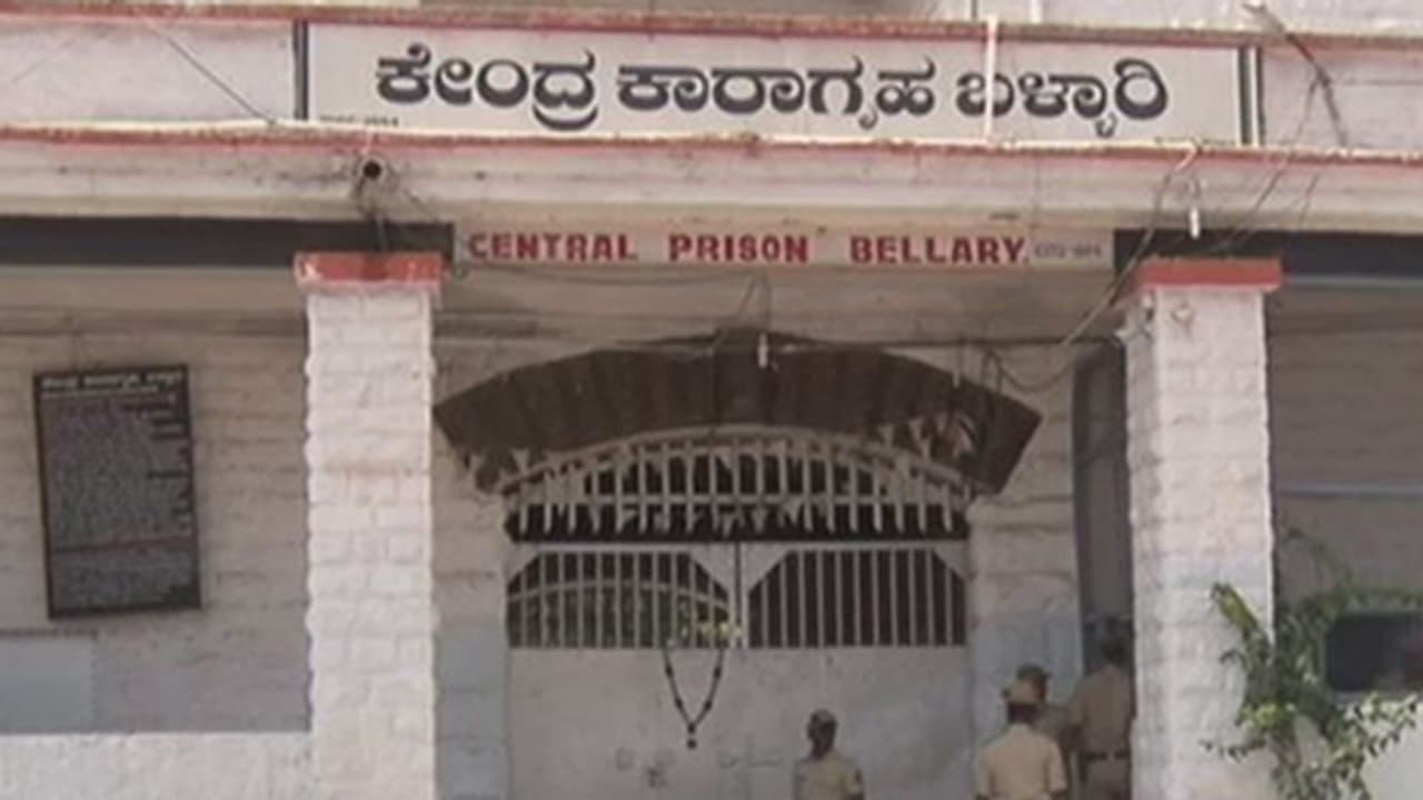 ಬಳ್ಳಾರಿ ಕಾರಾಗೃಹದ ಮೇಲೆ ಪೊಲೀಸರಿಂದ ದಾಳಿ:ಗಾಂಜಾ,ಸಿಗರೇಟ್,ಸಿಮ್ ಕಾರ್ಡ ವಶ ಬಳ್ಳಾರಿ ಕಾರಾಗೃಹದ ಮೇಲೆ ಪೊಲೀಸರಿಂದ ದಾಳಿ:ಗಾಂಜಾ,ಸಿಗರೇಟ್,ಸಿಮ್ ಕಾರ್ಡ ವಶ