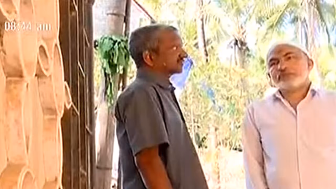 കാഴ്ച ശക്തിയില്ലാത്ത മൂസ ഹാജിയുടെ നിസ്കാര വഴിയില്‍ കൈതാങ്ങായി മുരളി