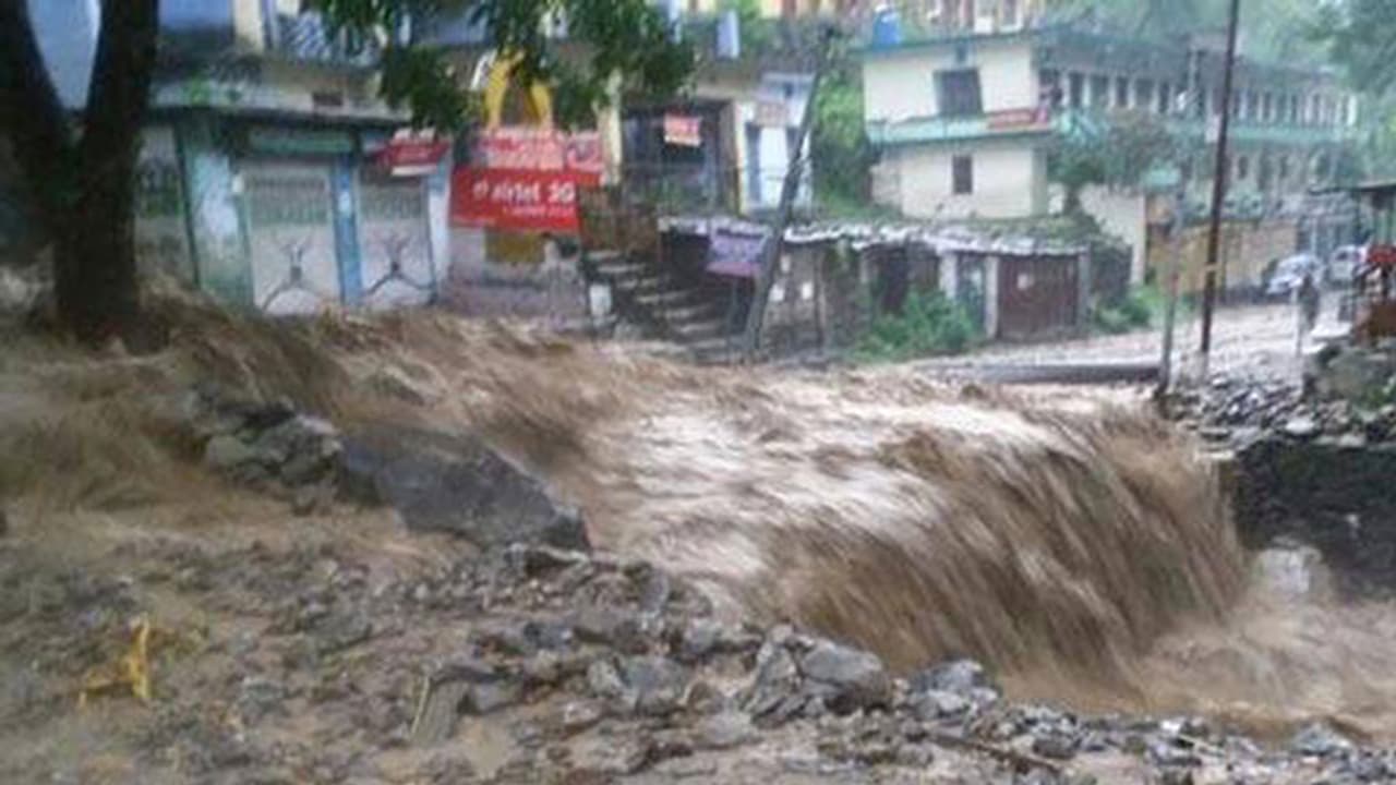 ഉത്തരാഖണ്ഡില് കനത്ത മഴയിലും ഉരുള് പൊട്ടലിലും ഒമ്പത് മരണം ഉത്തരാഖണ്ഡില് കനത്ത മഴയിലും ഉരുള് പൊട്ടലിലും ഒമ്പത് മരണം