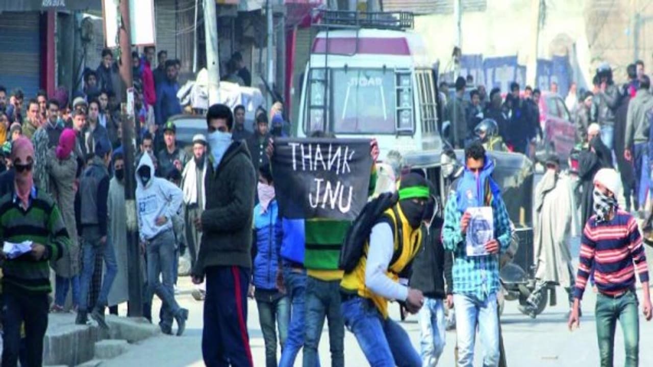 காஷ்மீரில் கலவரம்… கல்வீச்சு…. சுற்றுலா சென்ற சென்னை இளைஞர் பரிதாப பலி !! காஷ்மீரில் கலவரம்… கல்வீச்சு…. சுற்றுலா சென்ற சென்னை இளைஞர் பரிதாப பலி !!