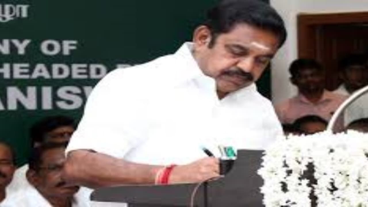 தமிழக அரசு ஊழியர் ஊதிய விகிதம் மாற்றி அமைக்கப்படும்… 5 பேர் கொண்ட குழுவை அமைத்து எடப்பாடி உத்தரவு… தமிழக அரசு ஊழியர் ஊதிய விகிதம் மாற்றி அமைக்கப்படும்… 5 பேர் கொண்ட குழுவை அமைத்து எடப்பாடி உத்தரவு…