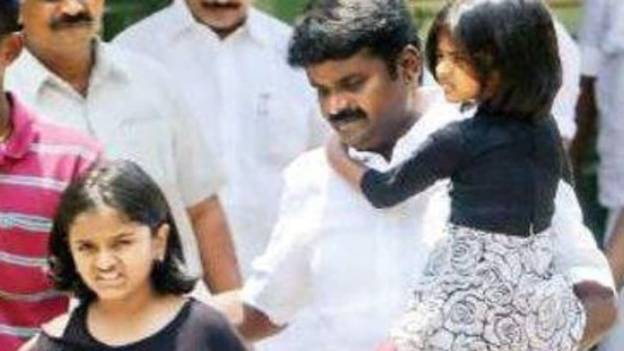 விஜயபாஸ்கரின் சமையல்காரர் பெயரில் சொத்து ஆவணங்கள் பறிமுதலில் அம்பலம்...!!! விஜயபாஸ்கரின் சமையல்காரர் பெயரில் சொத்து ஆவணங்கள் பறிமுதலில் அம்பலம்...!!!