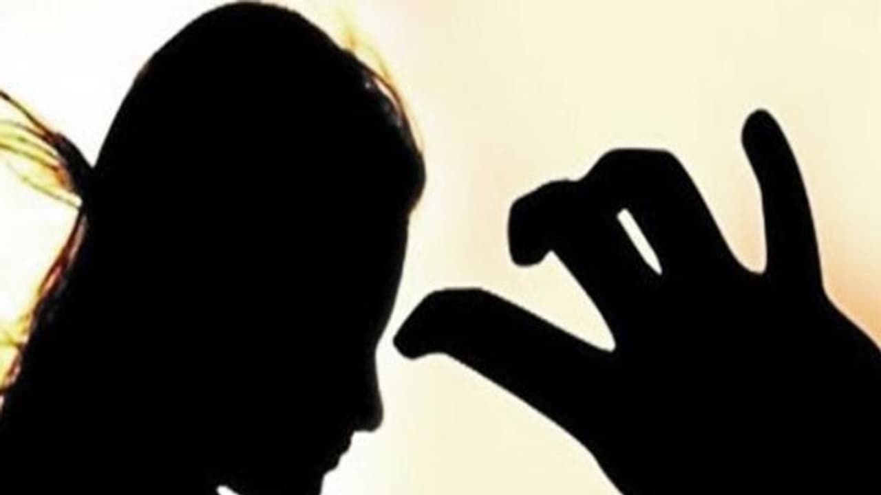 కీచక ఉపాధ్యాయుడు... కోరిక తీర్చకుంటే ఫెయిల్ చేస్తానని.. కీచక ఉపాధ్యాయుడు... కోరిక తీర్చకుంటే ఫెయిల్ చేస్తానని..