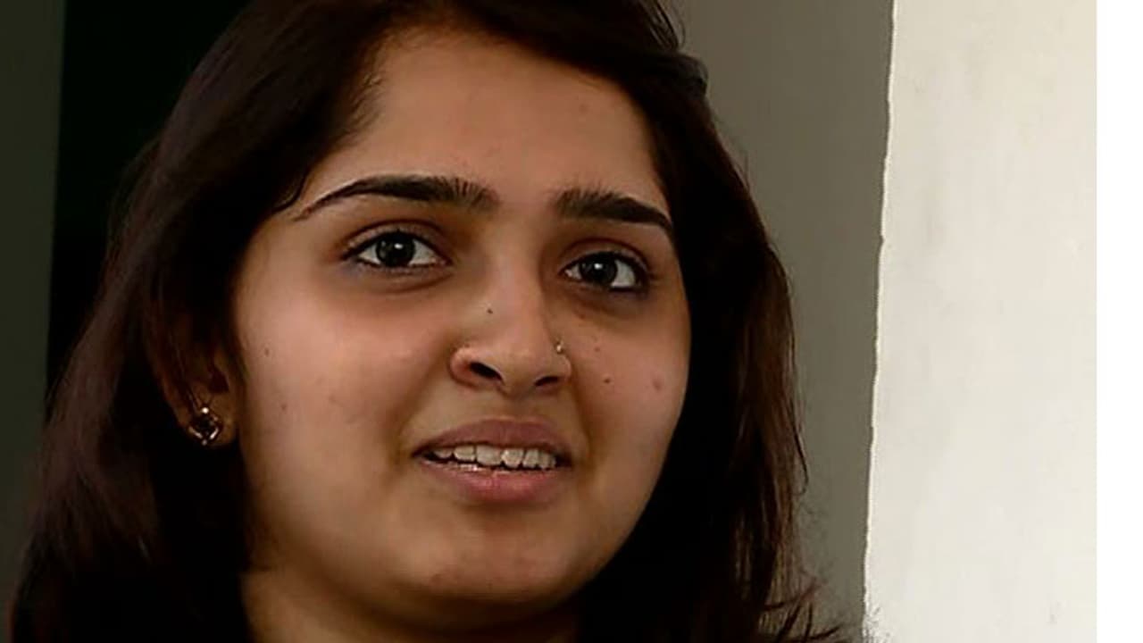 ട്രെയിനിലെ സംഭവം: നടി സനുഷയ്ക്ക് കേരള പൊലീസിന്റെ ആദരം വീഡിയോ ട്രെയിനിലെ സംഭവം: നടി സനുഷയ്ക്ക് കേരള പൊലീസിന്റെ ആദരം വീഡിയോ