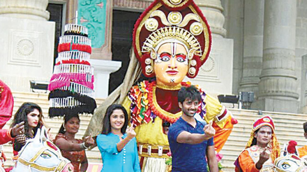 ಮತದಾನದ ಮಹತ್ವ ಸಾರಲು ವಿಧಾನ ಸೌಧದ ಮುಂದೆ ಯೋಗರಾಜ್ ಭಟ್ಟರ ಹಾಡು ಮತದಾನದ ಮಹತ್ವ ಸಾರಲು ವಿಧಾನ ಸೌಧದ ಮುಂದೆ ಯೋಗರಾಜ್ ಭಟ್ಟರ ಹಾಡು