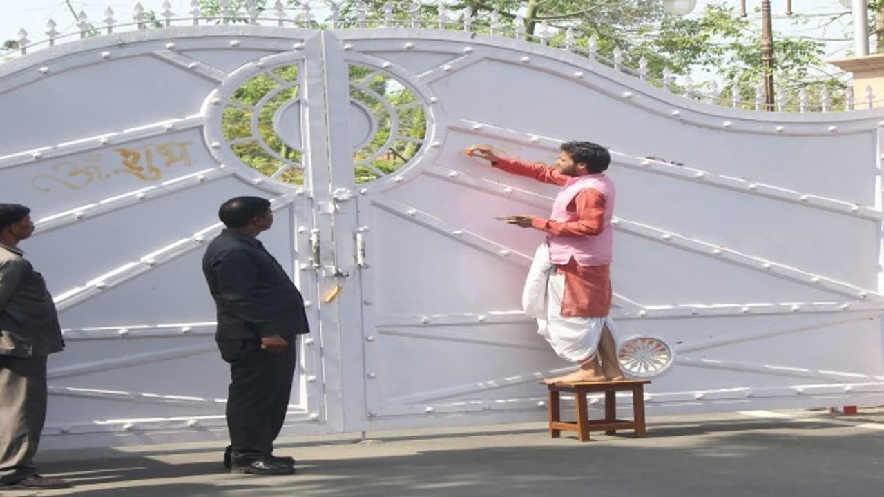 ஹோமம், பூஜை செய்தால்தான் அரசு இல்லத்துக்கு செல்வேன் ‘அடம்பிடிக்கும்’ முதல்வர் ஆதித்யநாத் ஹோமம், பூஜை செய்தால்தான் அரசு இல்லத்துக்கு செல்வேன் ‘அடம்பிடிக்கும்’ முதல்வர் ஆதித்யநாத்