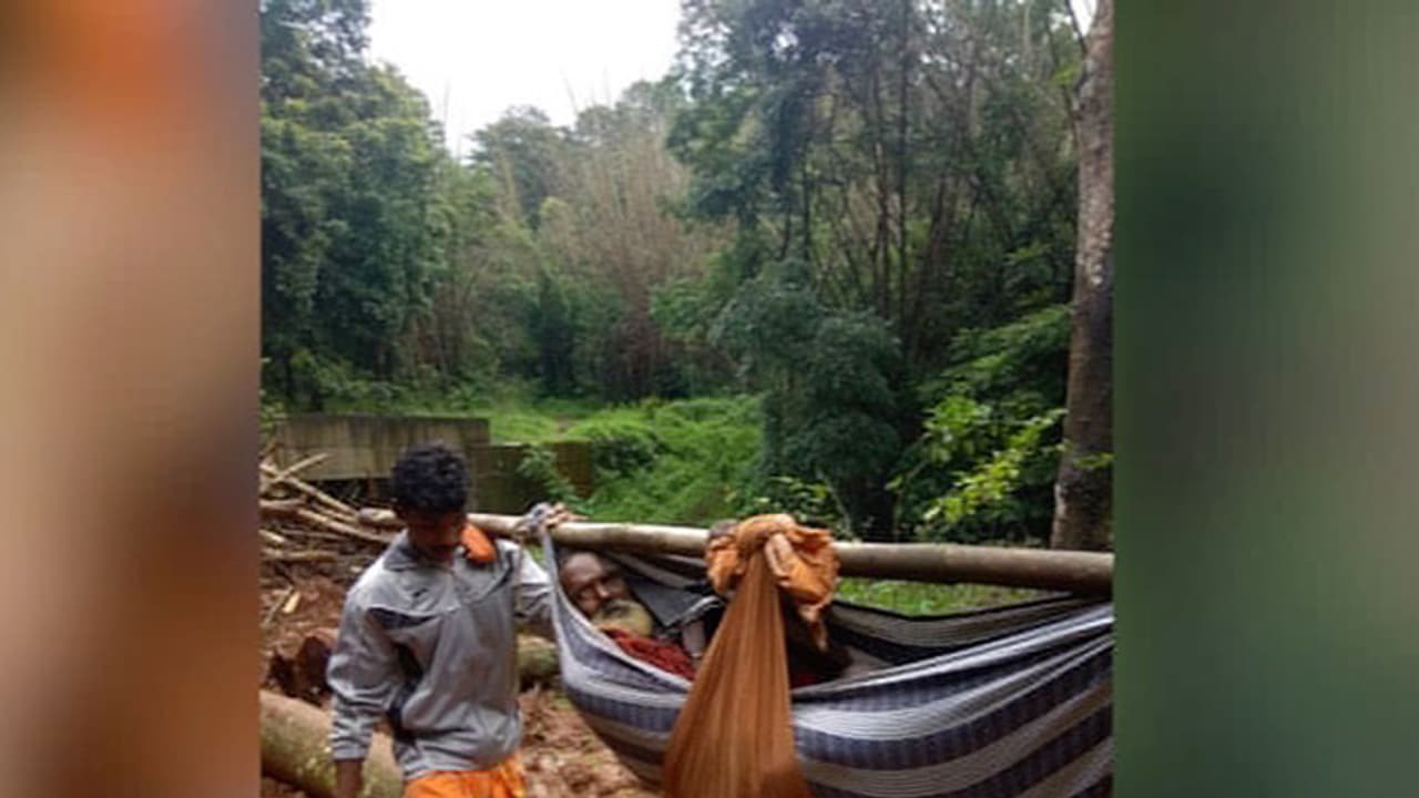 രോഗിയായ ഊരുമൂപ്പനെ ചുമന്ന് അവര് നടന്നത് 9 കിലോമീറ്റര്; വീഡിയോ കാണാം രോഗിയായ ഊരുമൂപ്പനെ ചുമന്ന് അവര് നടന്നത് 9 കിലോമീറ്റര്; വീഡിയോ കാണാം