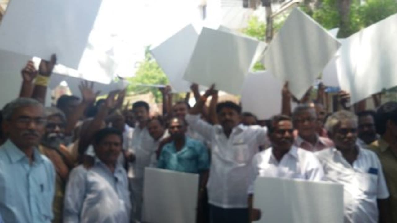 செல்லூர் ராஜூக்கு எதிராக வெடித்த தெர்மாகோல் போராட்டம்... செல்லூர் ராஜூக்கு எதிராக வெடித்த தெர்மாகோல் போராட்டம்...