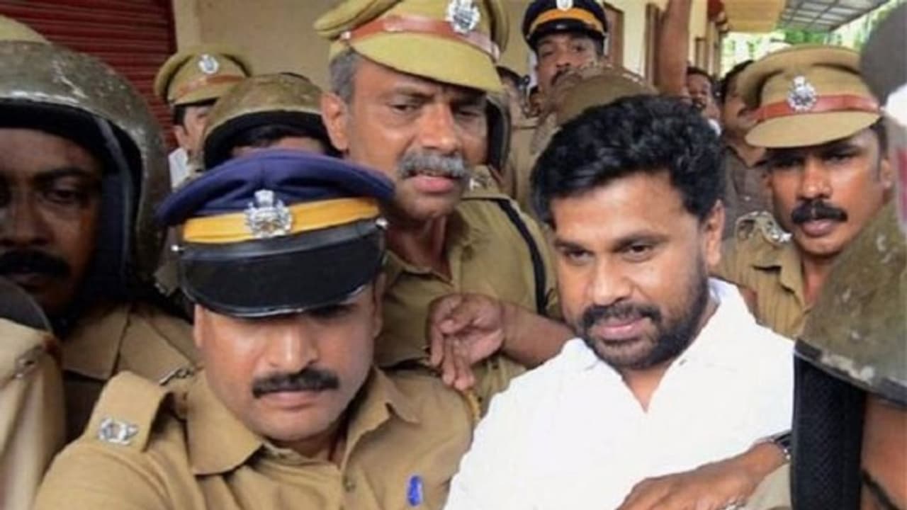 தந்தையின் நினைவு தின சடங்கில் பங்கேற்க 2 மணி நேர பரோலில் வந்தார் நடிகர் திலீப்… தந்தையின் நினைவு தின சடங்கில் பங்கேற்க 2 மணி நேர பரோலில் வந்தார் நடிகர் திலீப்…