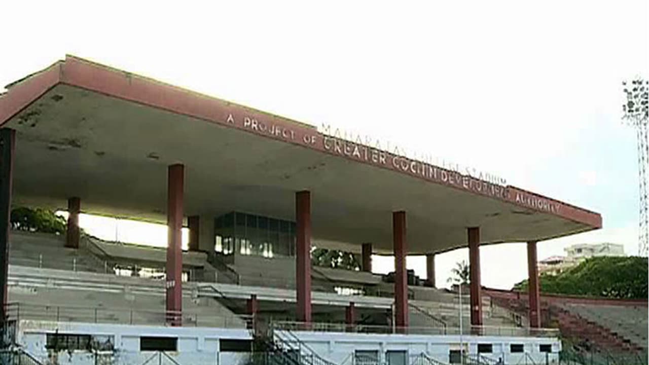 കോടികള് ചെലവിട്ട് നിര്മിച്ച മഹാരാജാസ് കോളേജ് സ്റ്റേഡിയം തകര്ച്ചയുടെ വക്കില് കോടികള് ചെലവിട്ട് നിര്മിച്ച മഹാരാജാസ് കോളേജ് സ്റ്റേഡിയം തകര്ച്ചയുടെ വക്കില്