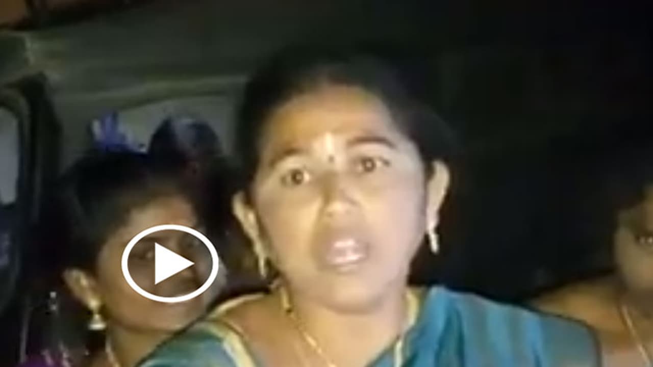 కుర్చీలు విరగ్గొట్టిన కరీంనగర్ ఆడబిడ్డలు (వీడియో) కుర్చీలు విరగ్గొట్టిన కరీంనగర్ ఆడబిడ్డలు (వీడియో)