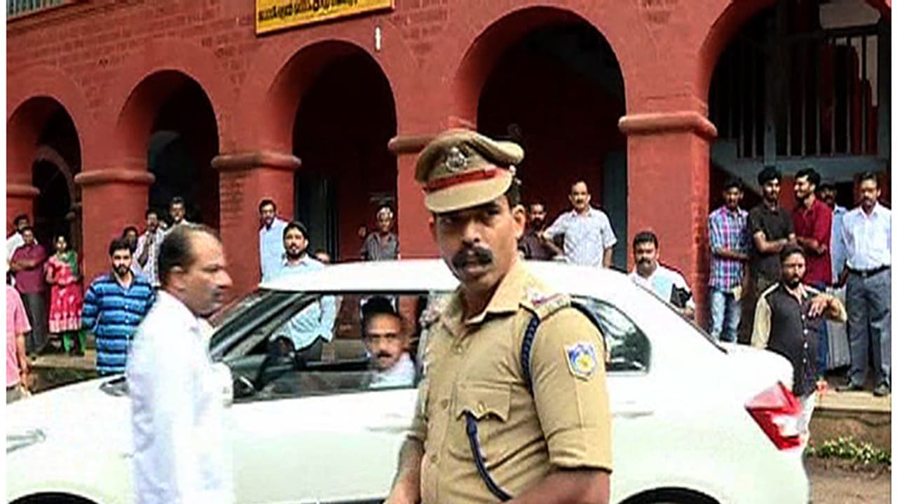 മാധ്യമ പ്രവര്ത്തകരെ പൂട്ടിയിട്ട എസ്.ഐക്ക് സസ്പെന്ഷന് മാധ്യമ പ്രവര്ത്തകരെ പൂട്ടിയിട്ട എസ്.ഐക്ക് സസ്പെന്ഷന്